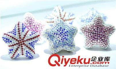 DAD鑲鉆五角星風口香水 鑲鉆五角星汽車飾品 水晶鉆海星風口香膏-饒平縣海山路士達汽車裝飾用品經營部提供DAD鑲鉆五角星風口香水 鑲鉆五角星汽車飾品 水晶鉆海星風口香膏的相關介紹、產品、服務、圖片、價格饒平縣海山路士達汽車裝飾用品經營部、汽車防爆膜;汽車改裝件;LED燈;汽車飾品;汽車香水;車載小電器;車衣